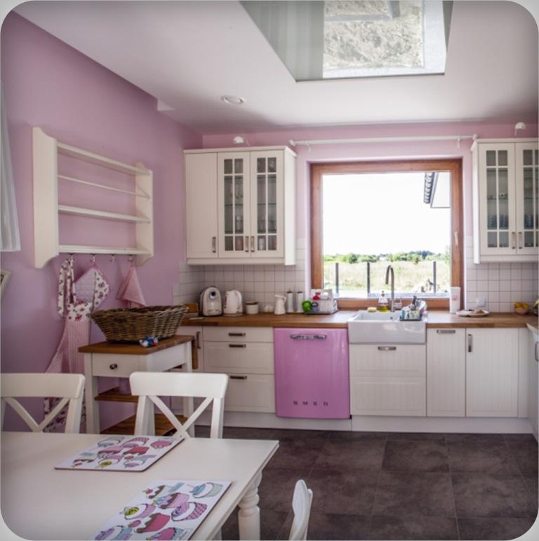 Różowo-biała kuchnia